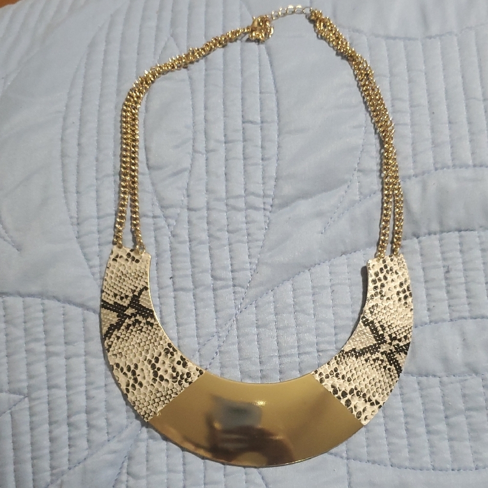 Elegant Gold and Black Necklace